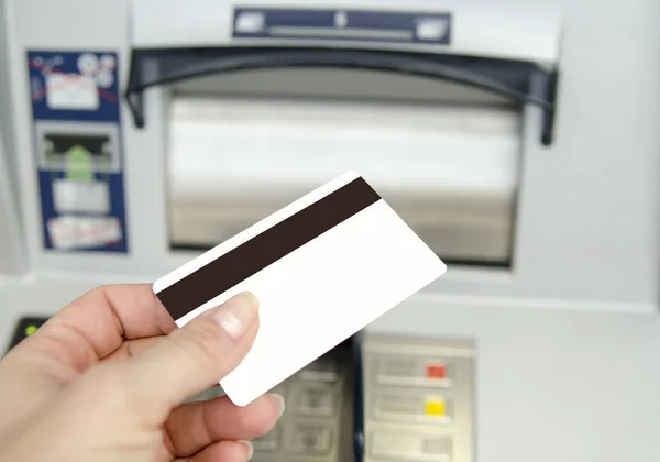 Kobieta Trzymająca Kartę Kredytową Biurze — Zdjęcie stockowe