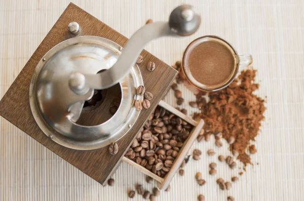 Ev öğütücüsünde kavrulmuş kahve çekirdeği, öğütülmüş kahve ve taze kahve. En iyi aromatik kafein içeceği manzarası.