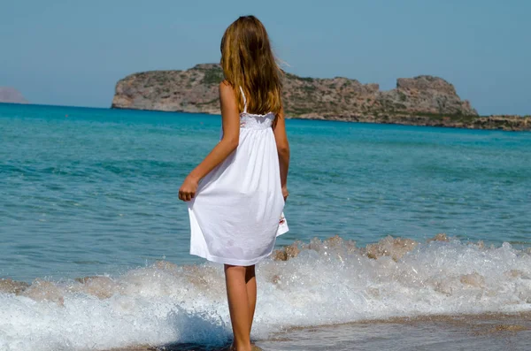 Mujer Joven Vestido Blanco Playa — Foto de Stock