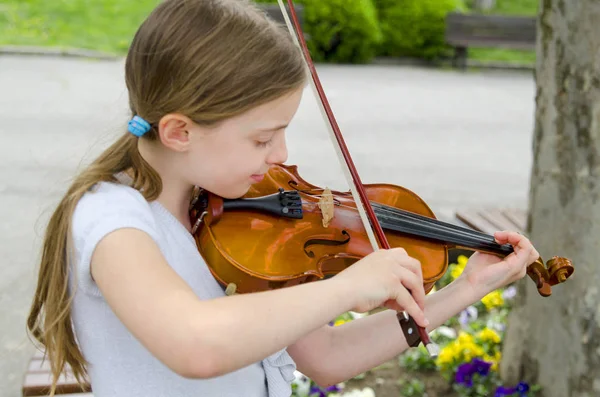 Retrato Bela Menina Loira Com Violino — Fotografia de Stock