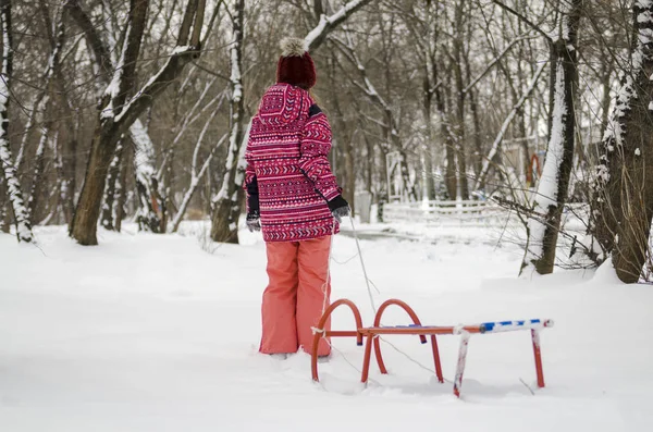 Женщина Зимней Одежде Ходит Снегу — стоковое фото