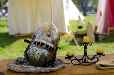 Çimlerin üzerinde zırhlı ve miğferli bir ortaçağ şövalyesi