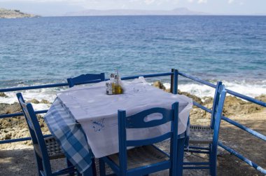 Deniz dalgaları, kumlu bir sahilde