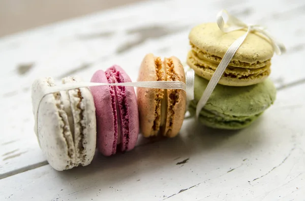 Farklı renkte kurabiye bisküvileri. Fransız mutfağı yumuşak tatlı üst görünümü.