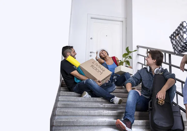 Universitätsstudenten Die Mit Pappkartons Und Anderen Dingen Eine Neue Wohnung — Stockfoto