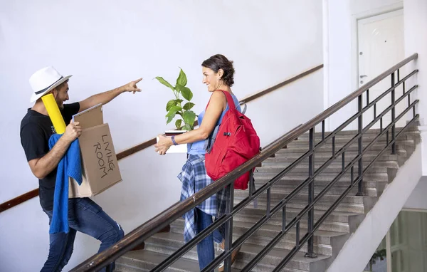 Couple Moving New Apartment Carrying Boxes Stairs Indoor — Foto Stock