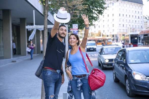 Arka planda yürüyen genç bir çift