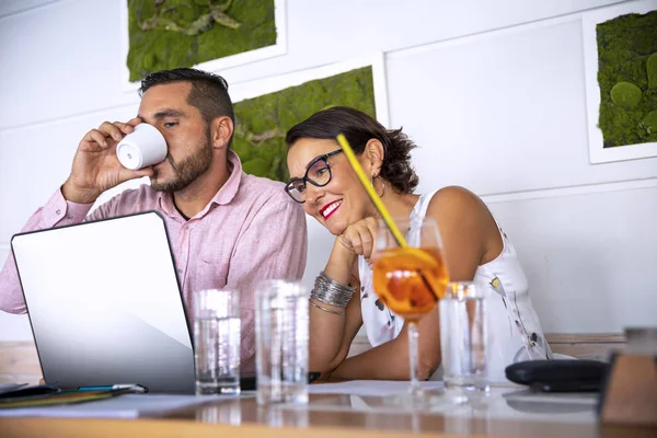 Young Couple Office Background — Stock Photo, Image