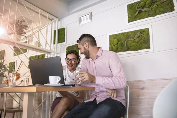 Young Couple Using Laptop Cafe — Stock Photo, Image