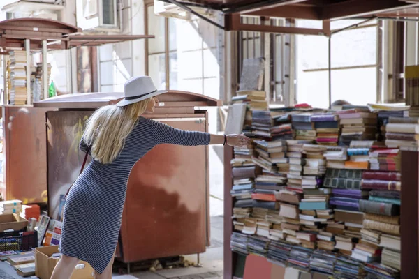 Woman Choosing Book City Open Book Market Store Attractive Female — Stok fotoğraf