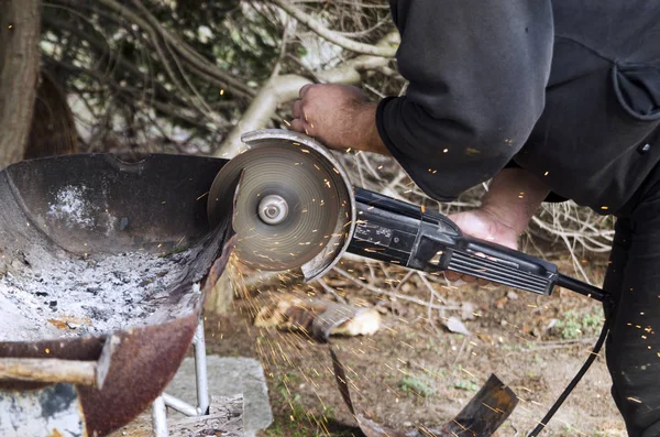 Paslı Metal Yapımını Öğüten Adam Evdeki Eski Barbeküyü Tamir Eden — Stok fotoğraf