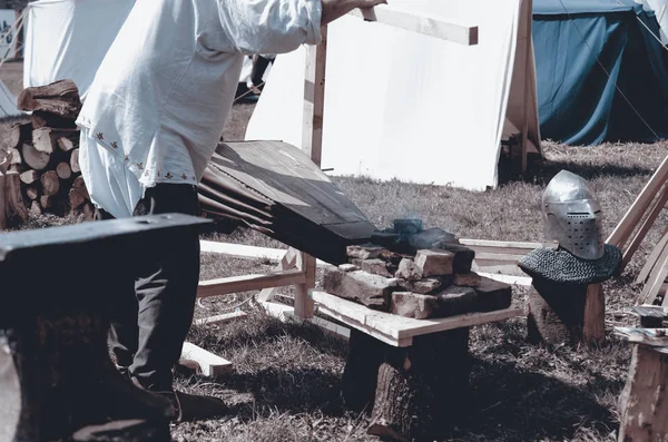 Hombre Que Trabaja Con Una Amoladora Pedazo Leña — Foto de Stock