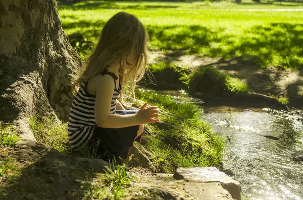 Baba ve küçük tatlı kız parkta oynaşıp sarılıyorlar.