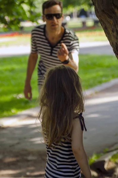 Vader Schattige Peuter Meisje Dochter Spelen Knuffelen Het Park — Stockfoto