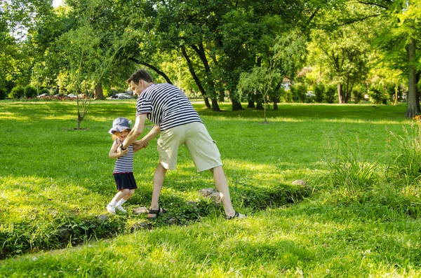 Vader Schattige Peuter Meisje Dochter Spelen Knuffelen Het Park — Stockfoto