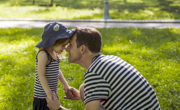 Vader Schattige Peuter Meisje Dochter Spelen Knuffelen Het Park — Stockfoto
