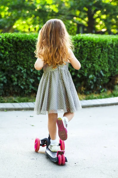 Küçük kız parkta oynuyor.