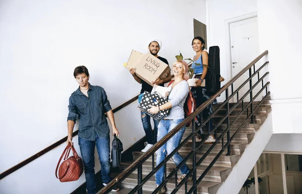 Universitätsstudenten Die Mit Pappkartons Und Anderen Dingen Eine Neue Wohnung — Stockfoto