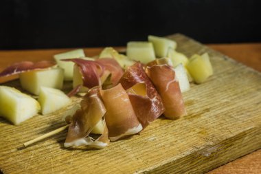 jambon ve kavun şiş tahtada