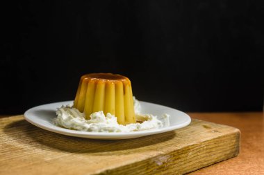 Beyaz tabakta kremalı vanilyalı tatlı.