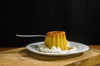 Beyaz tabakta kremalı vanilyalı tatlı.