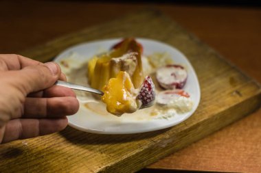 Çilekli vanilyalı tatlı ve beyaz tabakta krema