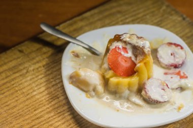 Çilekli vanilyalı tatlı ve beyaz tabakta krema