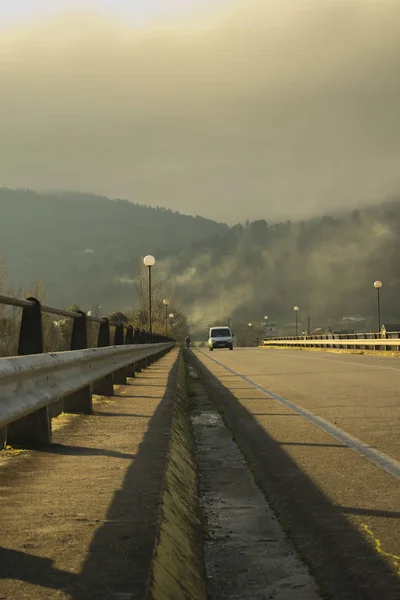 Híd út autóval és köd a háttérben — Stock Fotó