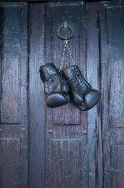 Luvas Boxe Penduradas Porta Madeira — Fotografia de Stock