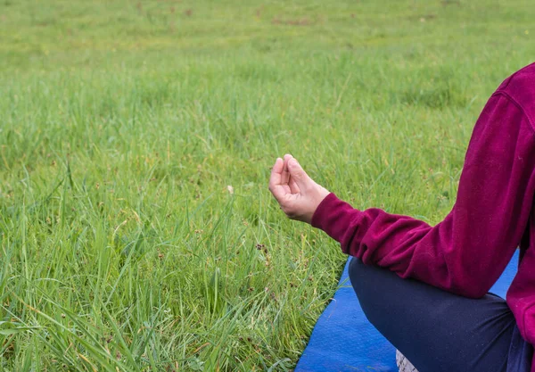 Kadın Kapalı Nilüfer Pozisyonunda Meditasyon Yapıyor Telifsiz Stok Imajlar