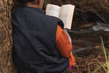 Hediye sınırında su ipek efektli kitap okuyan kadın