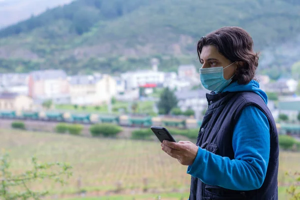 Pandemia Coronavirus Covid Mulher Jovem Usando Smartphone Cidade Com Uma Imagens Royalty-Free