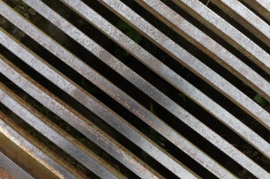 Eski metal sokak su kanalizasyonu üst manzarayı kaplıyor