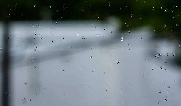 Gocce Pioggia Sul Vetro Con Sfondo Verde Bianco — Foto Stock