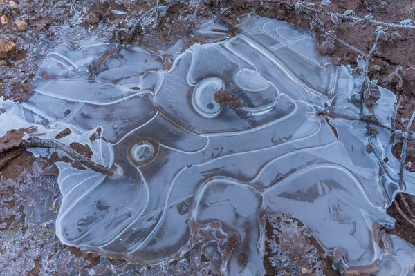 Тонкий Шар Льоду Поверхні Калюжі Брудній Дорозі Текстурою Тріщин Фону — стокове фото