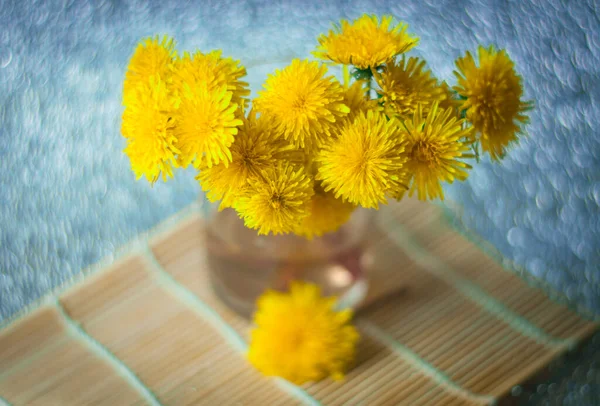 Glasvase Mit Gelben Löwenzahn Mit Verschwommenem Und Verwirbeltem Hintergrund — Stockfoto