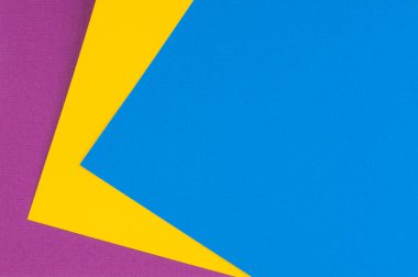 Renkli kağıtlar beyaz arkaplanda yatıyor.