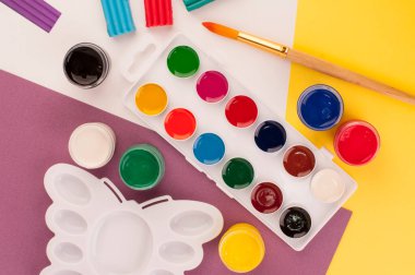 Yaratıcılık için kağıt ile çocuk boyaları ve fırçalar.