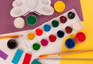 Yaratıcılık için kağıt ile çocuk boyaları ve fırçalar.