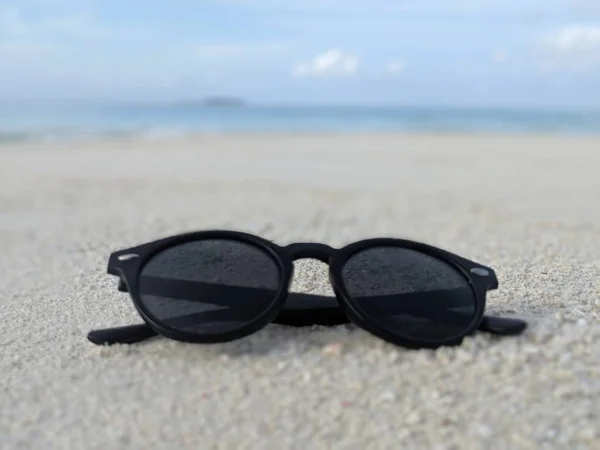 Lunettes Soleil Sur Plage Aux Maldives — Photo