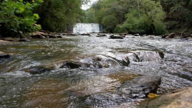 Georgia 'da şelale ve nehir.