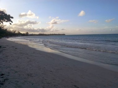 Trelawny 'deki Umut Plajı, Jamaika Alacakaranlıkta