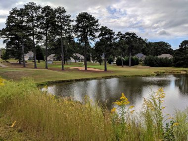 Gürcistan 'da göl boyunca boş patikalar
