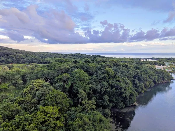 美荷美湾 Isla Roatan Honduras 从嘉年华游轮观看 — 图库照片