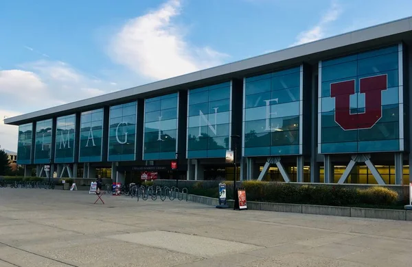 Güneşli bir günde J. Williard Marriott Kütüphanesi