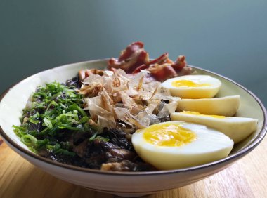 Pastırmalı, yumurtalı, mantarlı, sebzeli, yosunlu ve katsuobushi soslu Asya erişte çorbası.