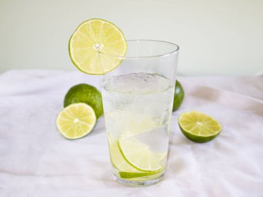 Buz ve limon dilimli soğuk su. Yaz için sağlıklı ve ferahlatıcı bir içecek.