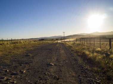 Araba kumlu yolda yaklaşıyor.