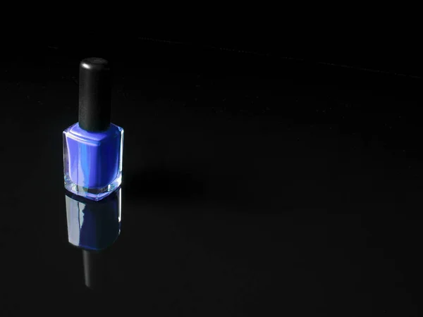 Niebieski lakier do paznokci butelka na czarnym tle z refekcją. Poziomy. — Zdjęcie stockowe