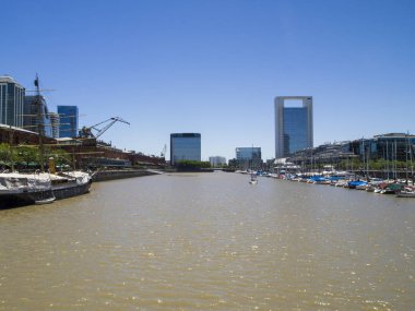 Puerto Madero: Modern ve tarihi binalar ve tekneler